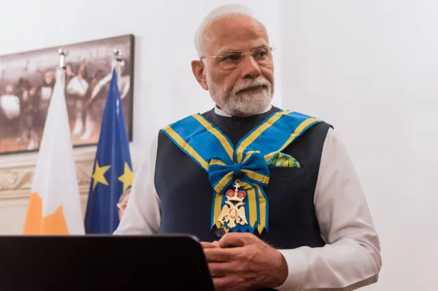 Modi, 3. Makarios nişanıyla