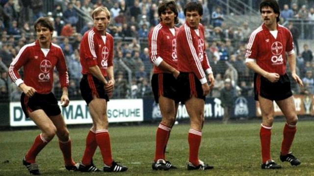 Шлегель (крайний справа) и Гётц (третий слева) во время матча за "Байер" в дебютном для них сезоне 1984-85 гг.
