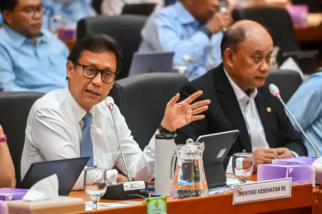 Menkes Budi Gunadi Sadikin (kiri) dan Kepala BGN Dadan Hindayana dalam rapat di DPR pada rabu (1/10).