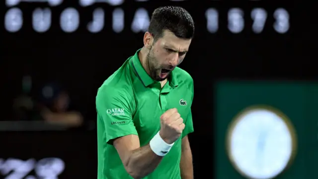 Novak Đoković proslavlja poen protiv Janika Sinera u polufinalu