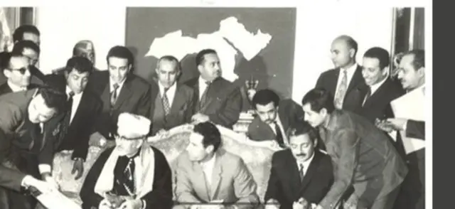 القذافي يتوسط رئيسي شمال وجنوب اليمن عند التوقيع على أولى اتفاقيات الوحدة اليمنية في طرابلس 28 نوفمبر/تشرين الثاني 1972