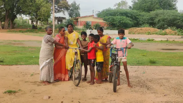 சைக்கிள் ஓட்டக் கற்றுக்கொண்டது புதுக்கோட்டை பெண்களின் வாழ்க்கையை மாற்றியது எப்படி?