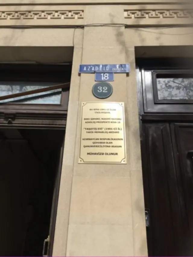 7 gün öncə burada hostelin adını göstərən işarə var idi