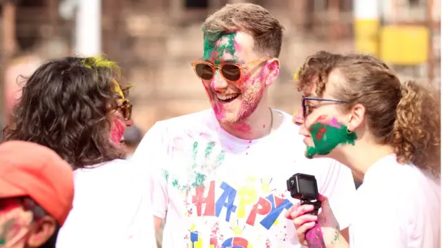 होलीमा रमाउँदै विदेशीहरू