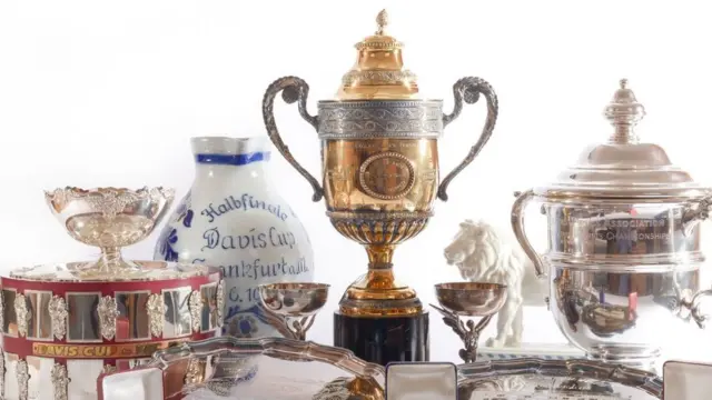 Ibikombe vya Boris Becker biri ku camunara i Londres