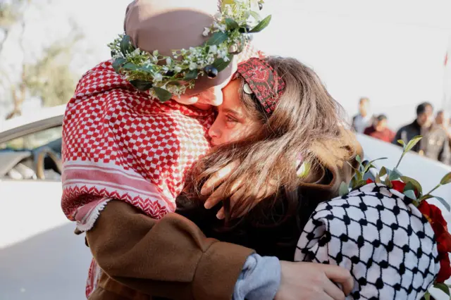 ابنة السجينة الفلسطينية المحررة نداء زغيبي وهي تستقبلها.