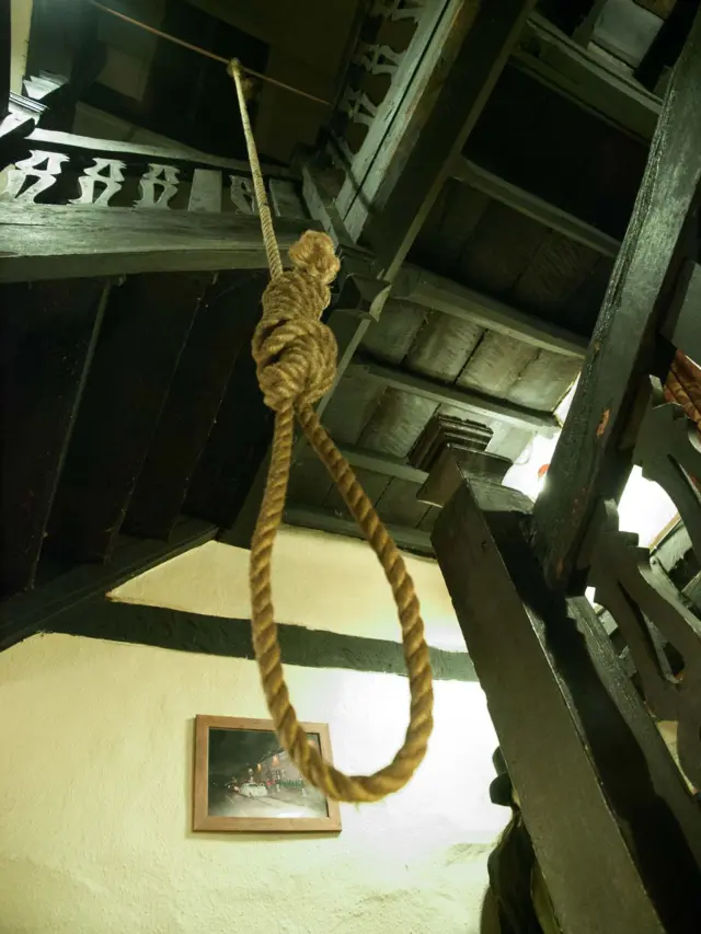 Tali jerat tergantung di tangga di Skirrid Inn, Wales