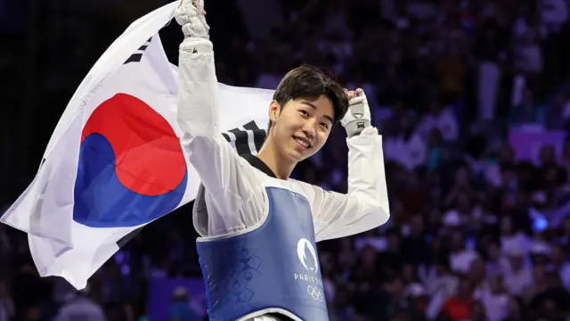 대한민국 태권도 대표팀 박태준이 8일(한국시간) 프랑스 파리 그랑 팔레에서 열린 2024 파리올림픽 남자 58kg급 결승 아제르바이잔의 가심 마고메도프와의 경기에서 승리한 후 기뻐하고 있다