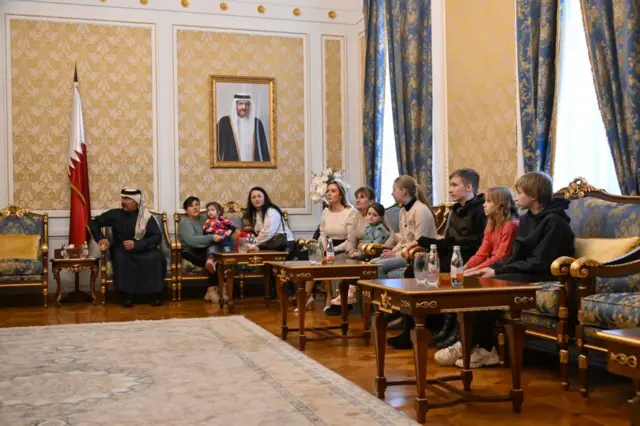 صورة تظهر أطفالاً أوكرانيين داخل السفارة القطرية في موسكو قبل إعادة لم شملهم بأسرهم ضمن اتفاق توسطت فيه قطر بين روسيا وأوكرانيا.