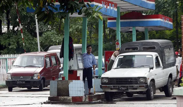 ၂၀၀၇ ခုနှစ်က ရန်ကုန်မြို့ပေါ်က နိုင်ငံပိုင် ဓာတ်ဆီဆိုင်မြင်ကွင်း 