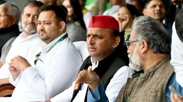 विपक्ष की रैली के दौरान अखिलेश यादव के साथ तेजस्वी यादव और राहुल गांधी
