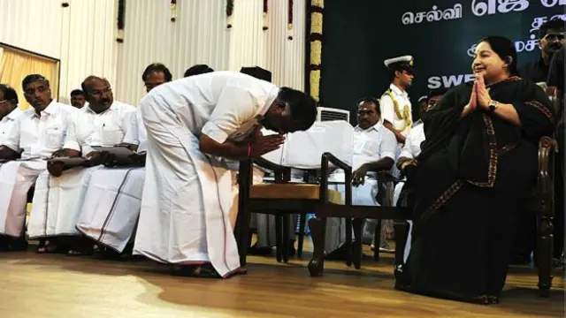 பதவியேற்பு நிகழ்ச்சியில் ஜெயலலிதாவிடம் ஆசி பெறும் ஒ.பன்னீர் செல்வம்