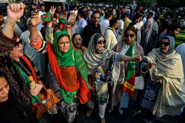 নির্বাচনে জয়ী প্রার্থীদের উল্লাস 