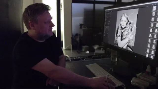 Imagen de Rankin viendo una foto de Alanah en la computadora.