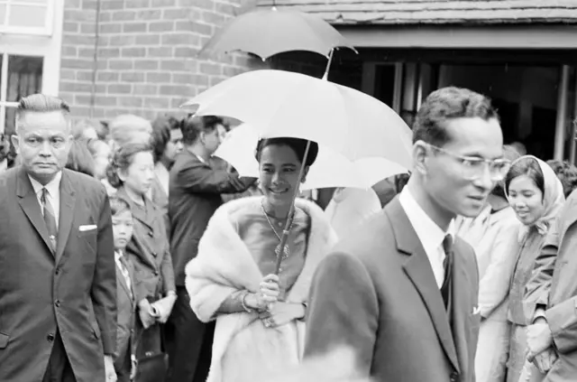 Молодая королева Сирикит держит зонтик: черно-белая фотография