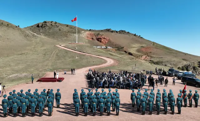 Майрамга карата 31 метрлик флагшток орнотулду