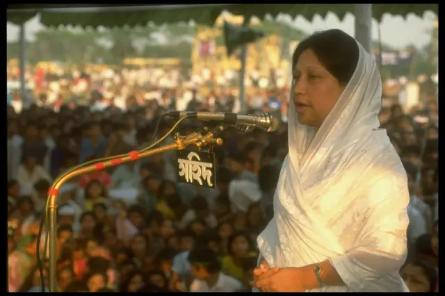 ১৯৯১-এ বাংলাদেশে বিএনপি-র একটি নির্বাচনী জনসভায় ভাষণ দিচ্ছেন খালেদা জিয়া