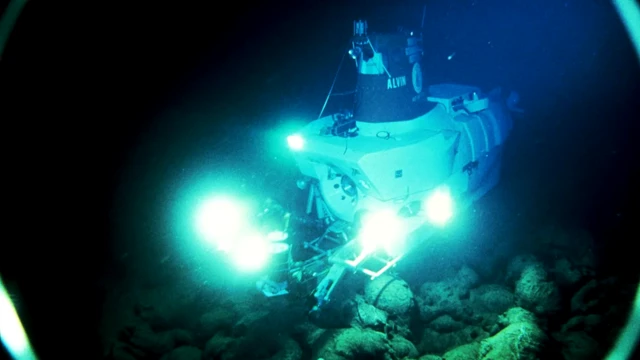"Элвин" - первый глубоководный аппарат, исследовавший в 1977 году гидротермальный канал