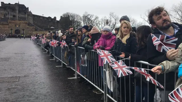 Перед замком собралась большая толпа