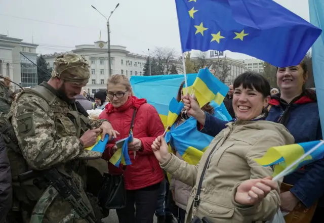 Người dân địa phương chào đón các binh sĩ Ukraine khi Nga rút quân khỏi Kherson 