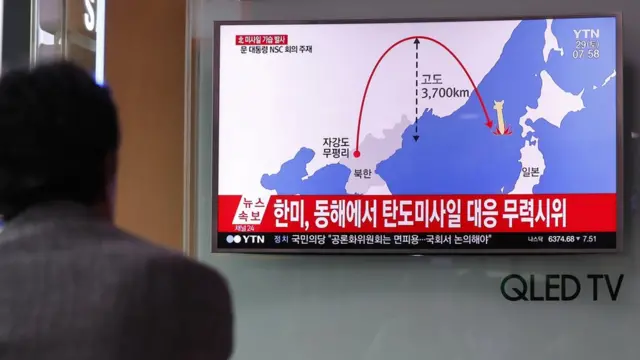 كوري جنوبي يتابع أخبار اطلاق كوريا الشمالية صاروخا بالستيا عابر القارات