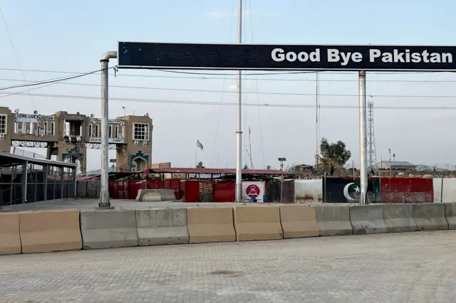 পাকিস্তান ও আফগানিস্তান বাহিনীর মধ্যে গুলি বিনিময়ের পর পাকিস্তানের চামানে দুই দেশের সীমান্ত ক্রসিংয়ে বন্ধ হয়ে যাওয়া ফ্রেন্ডশিপ গেট।