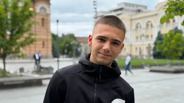 mladić stoji na ulici u banjaluci, ima tamnu duksericu