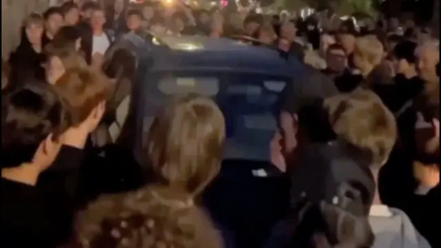 Натовп оточив машину ТЦК