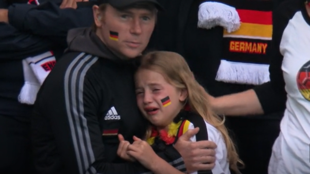 ظهرت الفتاة وهي تبكي بعد هزيمة ألمانيا أمام أنجلترا في ملعب ويمبلي