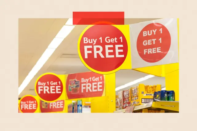 Compra uno y llevate otr gratis, dice un cartel 