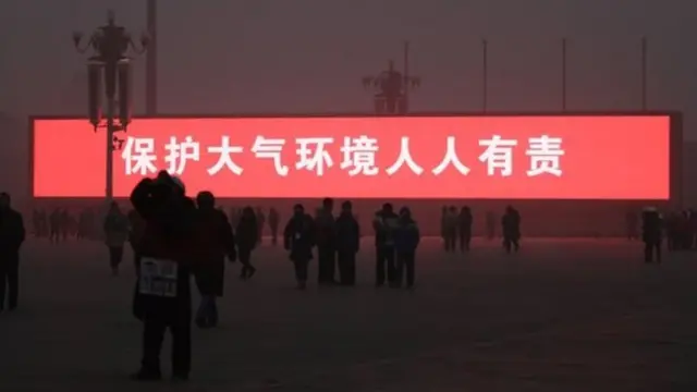 จอภาพแอลอีดี ขึ้นข้อความส่งเสริมให้ประชาชนในกรุงปักกิ่ง ช่วยปกป้องอากาศที่สะอาด