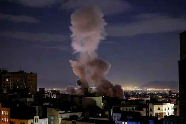 دود عظیمی که در شب در نقطه‌ای از تهران برخاسته است