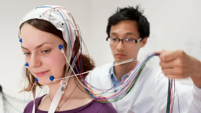 Mujer y doctor en un laboratorio de sueño