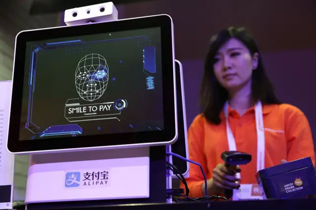 Китайський гігант інтернет-розрахунків Alipay експериментує з технологією "усміхнись, щоб заплатити"