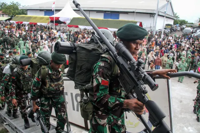 Prajurit TNI Yonif 113 Jaya Sakti menaiki kapal TNI AL untuk diberangkatkan dari Pelabuhan Umum Krueng Geukuh, Aceh Utara, Aceh, Senin (5/5/2025). Sebanyak 450 pasukan elite TNI Yonif 113 Jaya Sakti Aceh diberangkatkan ke Papua untuk menjaga keamanan dan kedaulatan NKRI. /foc.