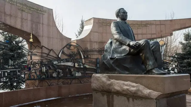 تمثال للرئيس الكازاخي نزارباييف