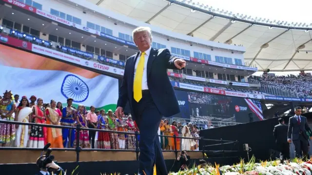 Президент США вышел к индийцам под музыку Элтона Джона