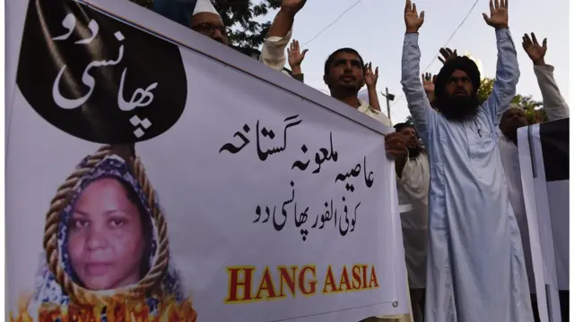 পাকিস্তানে আসিয়া বিবি নামে এক খ্রীষ্টান মহিলাকে ইসলাম অবমাননার অভিযোাগে ফাঁসি দেয়ার দাবি জানাচ্ছে কট্টরপন্থী মুসলিমরা