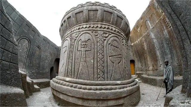 La construction des églises sur des falaises et des parois rocheuses exposées les rend "plus proches de Dieu", dit-on.