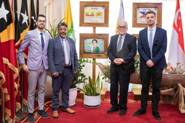 အာဆီယံခန်းမ မြန်မာအတွက် နေရာမှာ ဒေါ်အောင်ဆန်းစုကြည်ပုံကို ချိတ်ထား