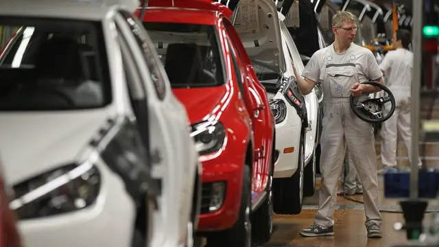 Trabajadores en una fábrica de automóviles en la ciudad alemana de Wolfsburgo.