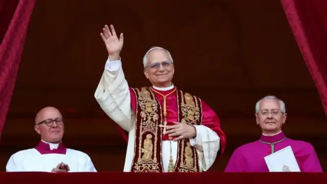 Papa Lav XIV na balkonu pred okupljenima na Trgu Svetog Petra