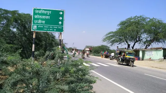 বড় রাস্তা থেকে যে দিকে পহেলু খানের গ্রাম জয়সিংপুর