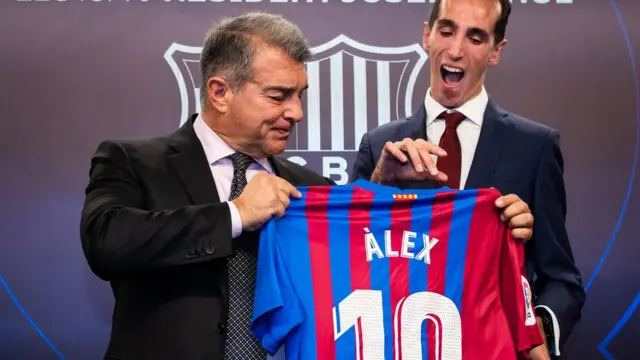 El presidente del FC Barcelona, Joan Laporta, nombró a Álex Roca embajador del club en noviembrecasino fy2021