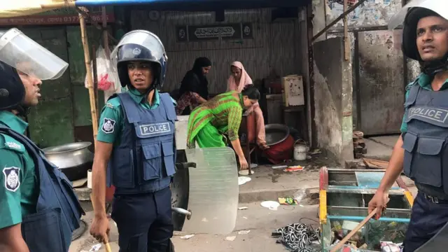সহিংসতার সময় আশেপাশের দোকানপাটে ভাঙচুর হয়।
