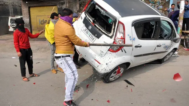 জম্মুতে কাশ্মীরিদের গাড়ি ভাঙচুর করা হচ্ছে