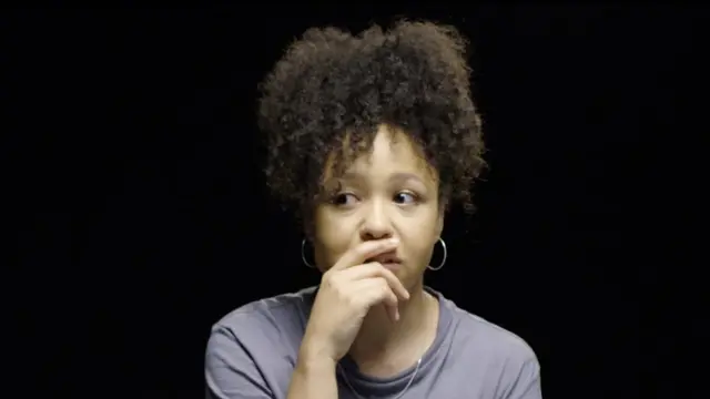 قامت هذه الممثلة بدور الموظفة التي يسألها طفلاها لماذا تبكي عندما تتصل بها رئيستها في العمل