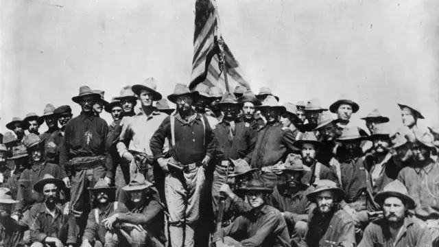 স্প্যানিশ-আমেরিকান যুদ্ধের সময় সান হুয়ান হিলে, আমেরিকান রাজনীতিবিদ এবং পরবর্তীতে যুক্তরাষ্ট্রের ২৬তম রাষ্ট্রপতি থিওডোর রুজভেল্ট তার ‘রাফ রাইডার্স’ নামে পরিচিত ১লা ক্যাভালরি ভলান্টিয়ার্স-এর সৈন্যদের সাথে।