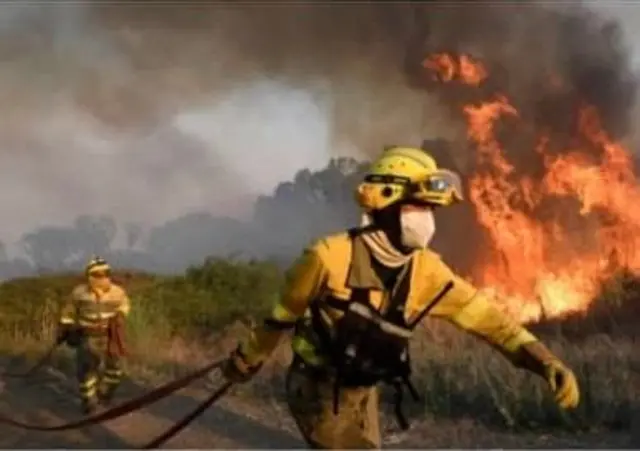 Firefighters dey battle flames