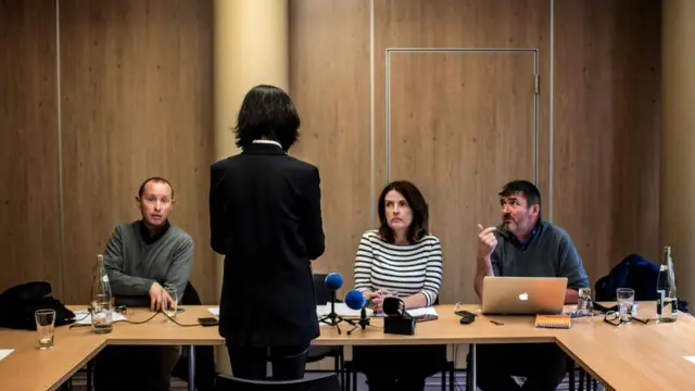 记者会举行期间，孟太太背向镜头，不愿意露脸。